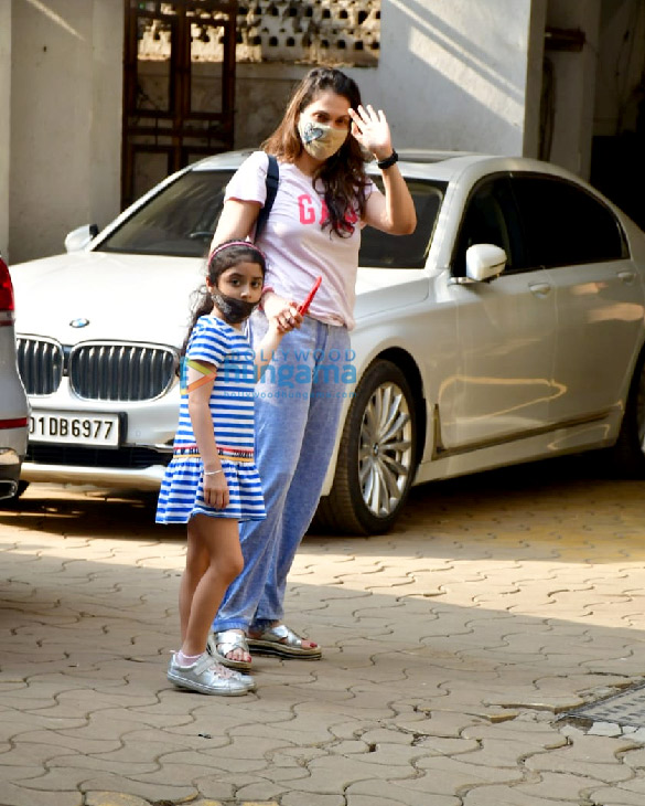 photos isha koppikar with daughter spotted in bandra 3