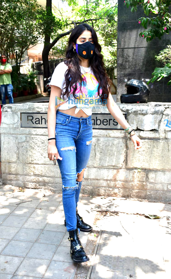 photos janhvi kapoor spotted at a clinic 1 2