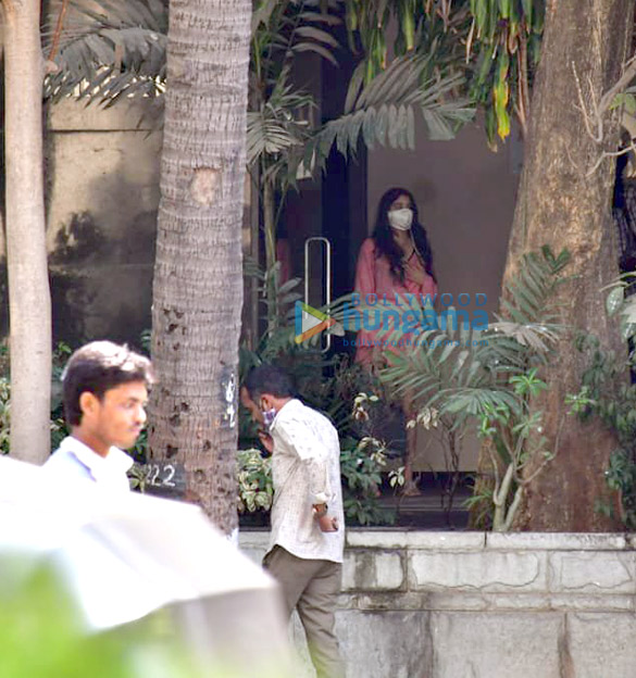 photos janhvi kapoor spotted at a clinic 1
