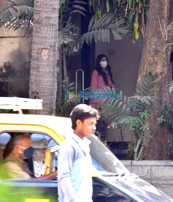 photos janhvi kapoor spotted at a clinic 2