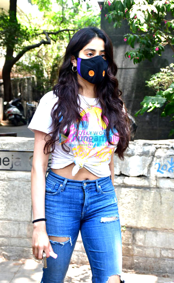 photos janhvi kapoor spotted at a clinic 3 2