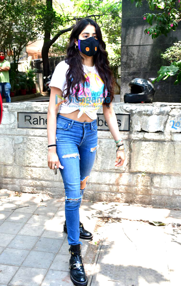 photos janhvi kapoor spotted at a clinic 4 2