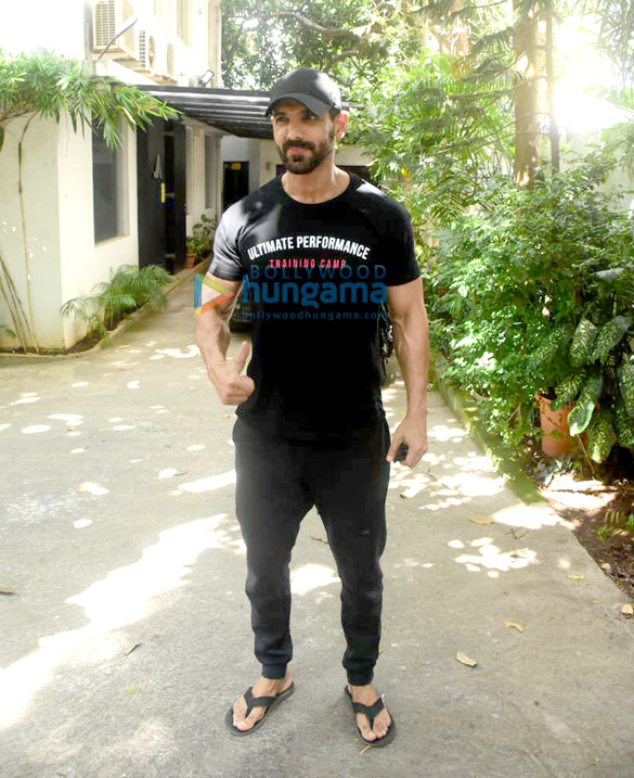 photos john abraham spotted in bandra 2 4
