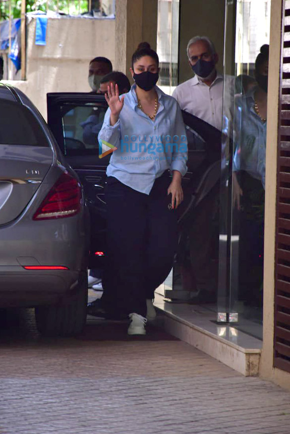 photos kareena kapoor khan snapped at karisma kapoors house 1