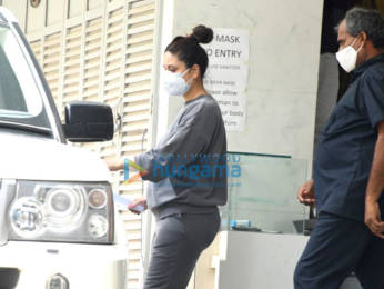 Photos: Kareena Kapoor Khan snapped outside a clinic in Bandra