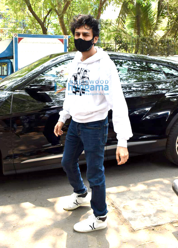 photos kartik aaryan snapped at a dubbing studio in andheri 5
