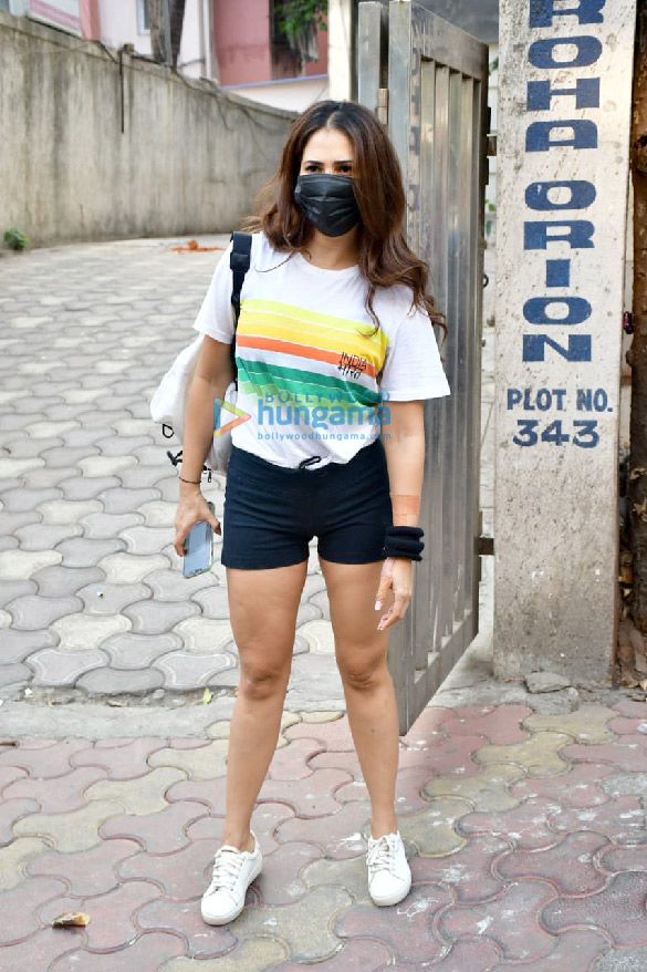 photos kim sharma spotted at a clinic in bandra 3