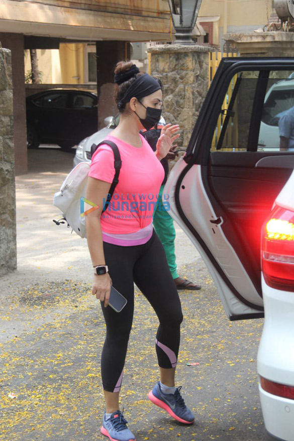 photos kim sharma spotted in bandra 4 2