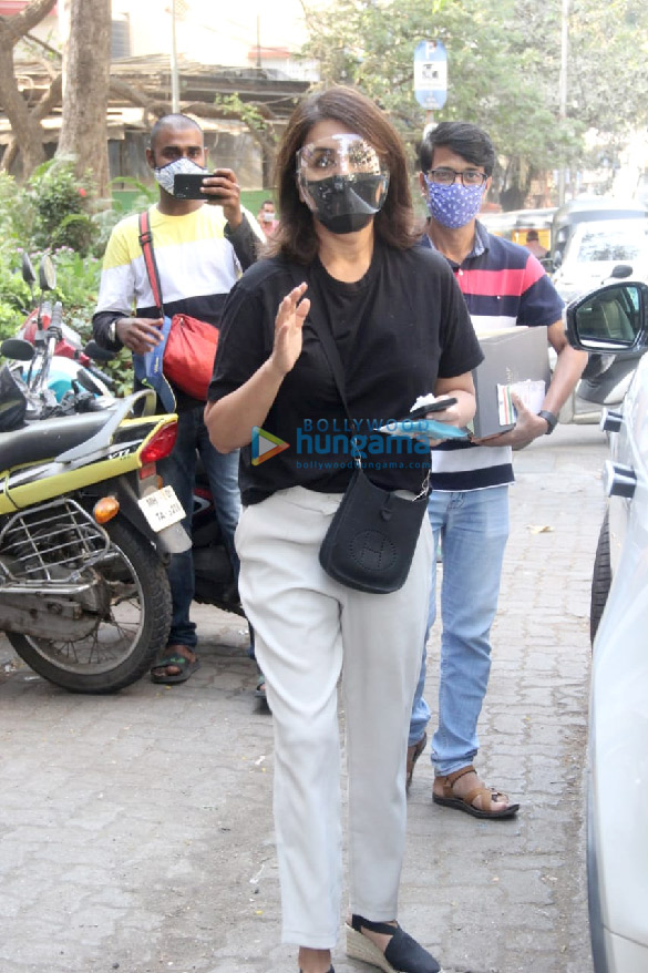 photos neetu kapoor spotted in bandra 4