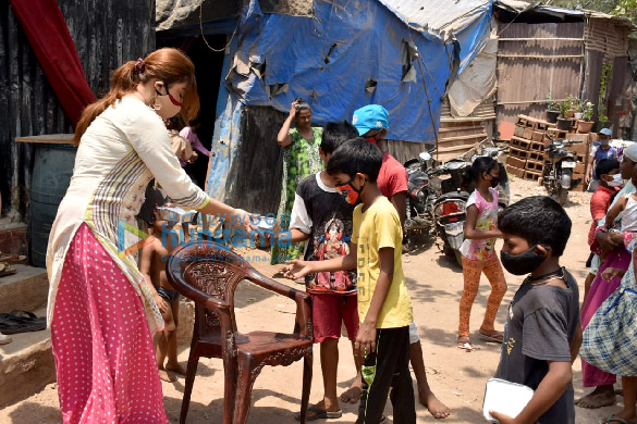 photos payal ghosh provides food to needy people in versova 2