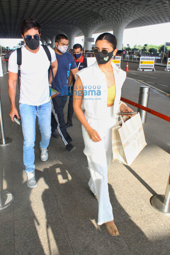 photos ranbir kapoor and alia bhatt snapped at the airport 1 3