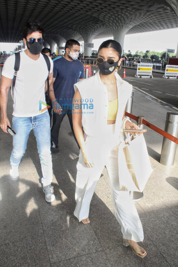 photos ranbir kapoor and alia bhatt snapped at the airport 2 3