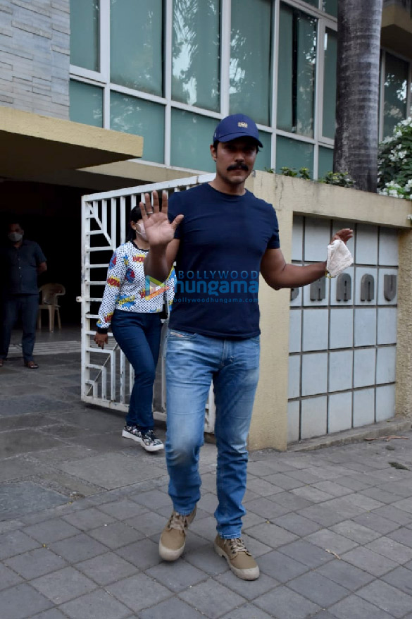 photos randeep hooda snapped at kamal jains office in juhu 1