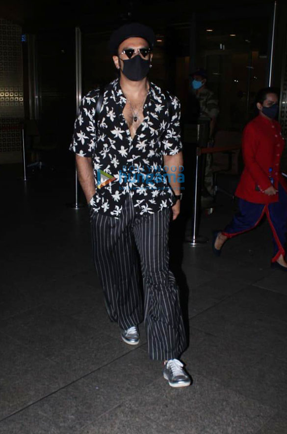 Photos: Ranveer Singh and Pooja Hegde snapped at the airport