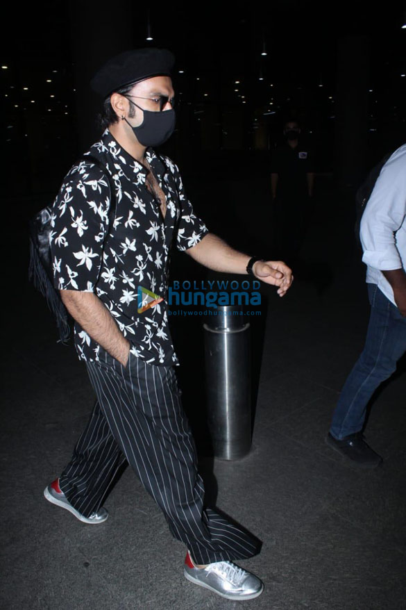 photos ranveer singh and pooja hegde snapped at the airport 2 2