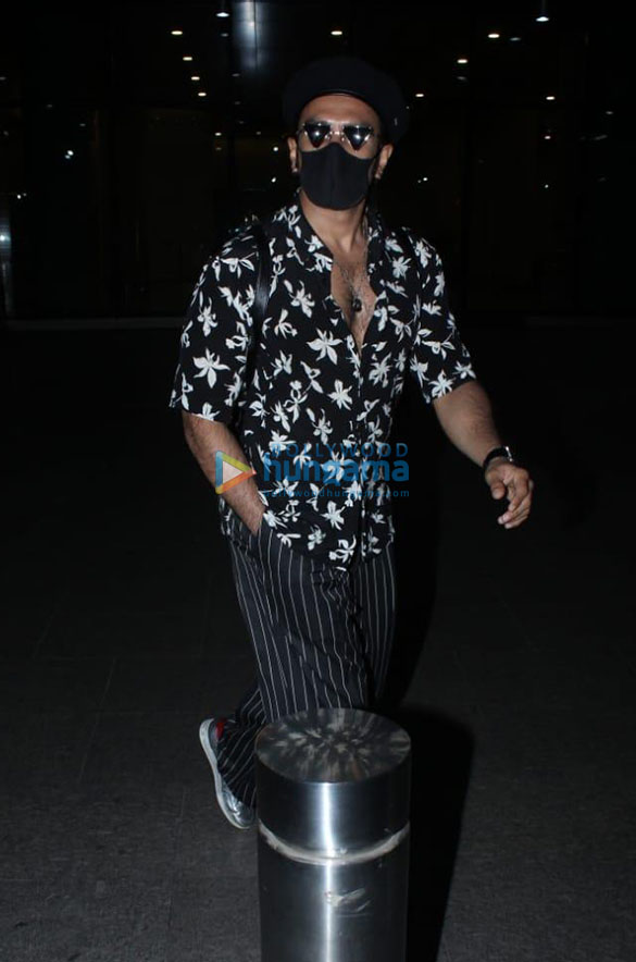 photos ranveer singh and pooja hegde snapped at the airport 3 2
