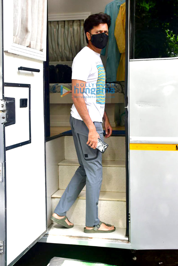 Photos: Riteish Deshmukh and Genelia Dsouza spotted in Bandra for a shoot Photos: Riteish Deshmukh and Genelia Dsouza spotted in Bandra for a shoot