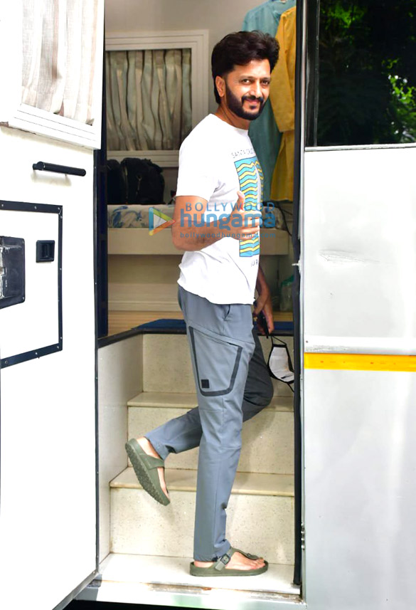 photos riteish deshmukh spotted in bandra for a shoot 3