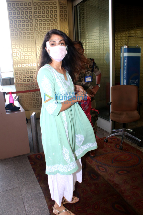 photos taapsee pannu rhea chakraborty ridhima pandit and ekta kapoor snapped at the airport 7