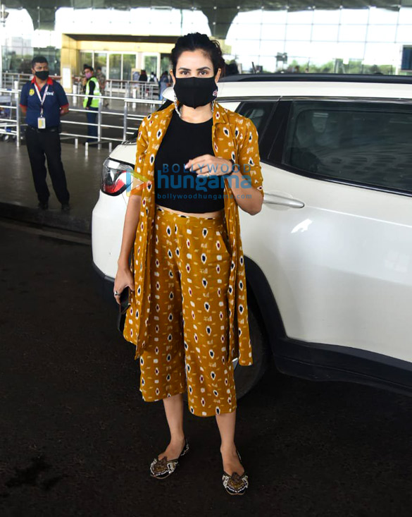 photos tiger shroff disha patani and sonnalli seygall snapped at the airport 2