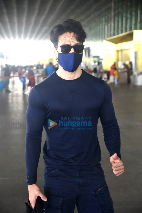 photos tiger shroff and disha patani snapped at the airport 3 4