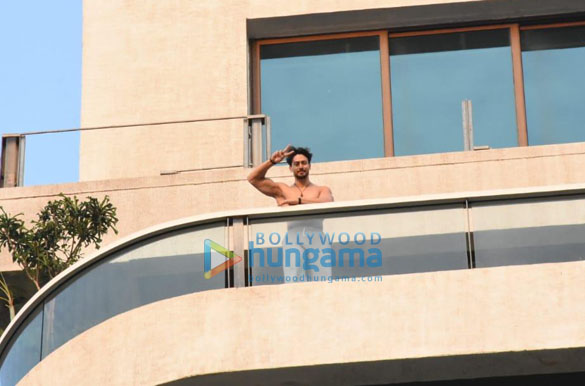 photos tiger shroff spotted at his balcony 1