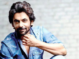 ROFL- Sunil Grover’s question to Gaurav: “Aap itni sari LIPSTICK lagate ho, aapka kitna…”| Mallika