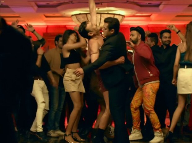 Check out Jackie Shroff's hilarious cross-dressing act in Salman Khan's Radhe - Your Most Wanted Bhai Check out Jackie Shroff's hilarious cross-dressing act in Salman Khan's Radhe - Your Most Wanted Bhai