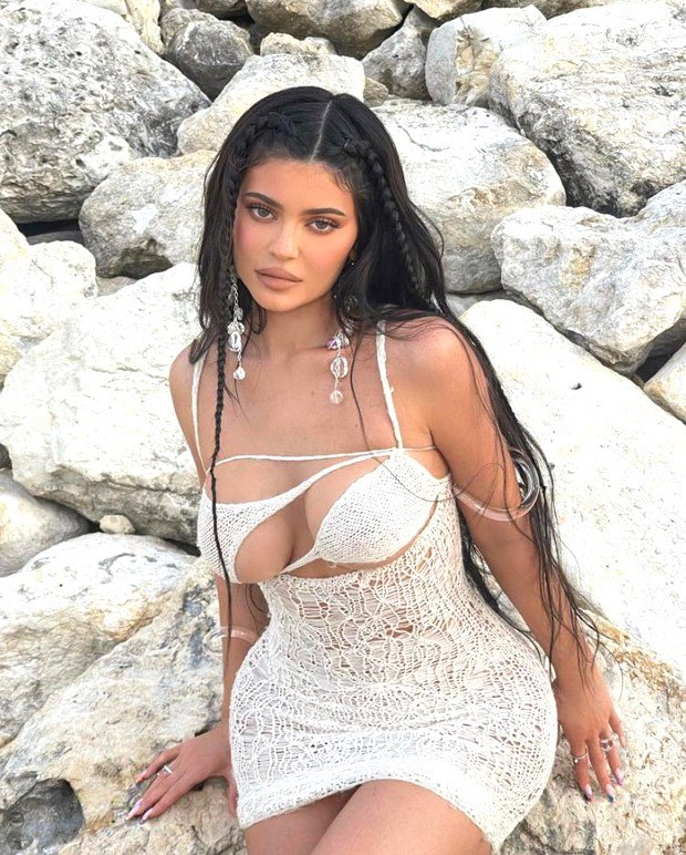 Kylie Jenner bares it all in risky woven dress, shares sultry pictures from her beach vacation