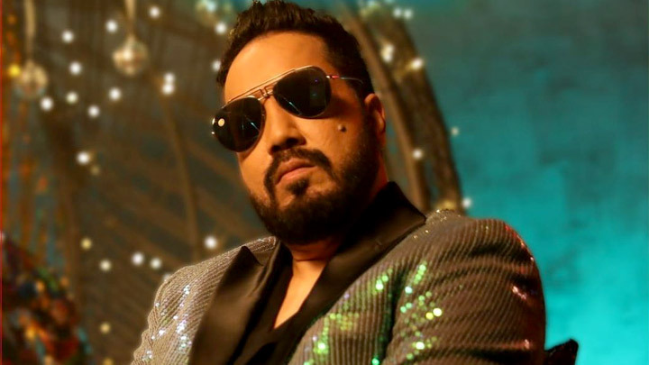 Mika Singh offers monetary help to needy people while cycling