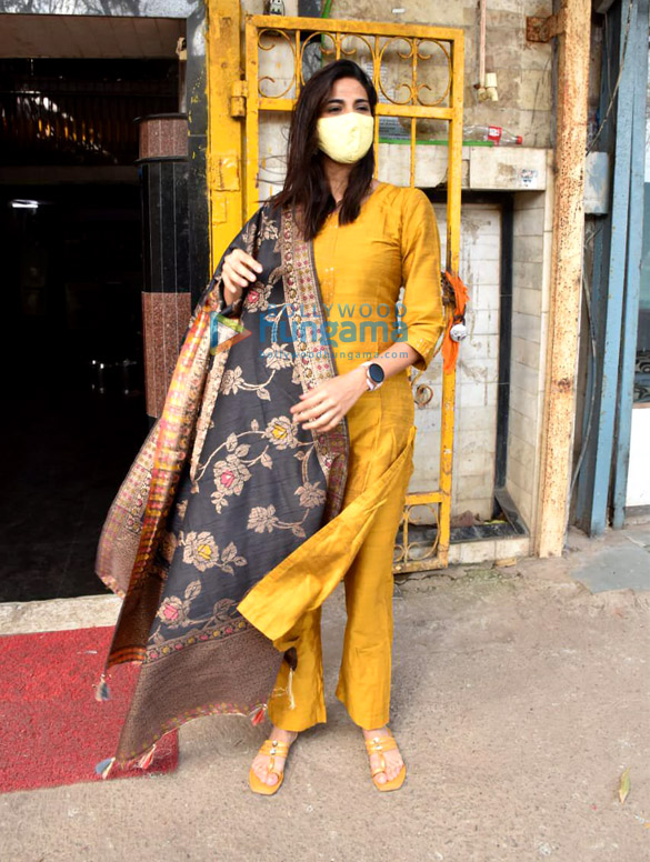 photos aahana kumra snapped at a gurdwara in versova 4