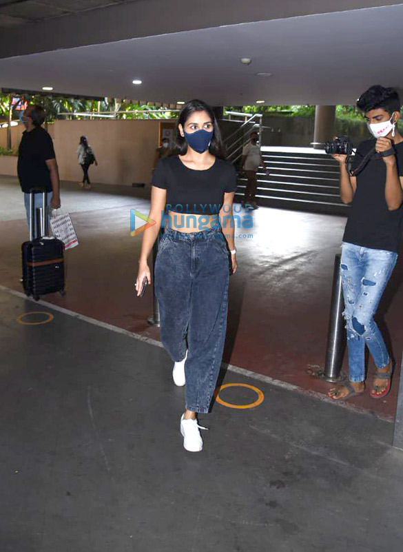 photos actor nikita dutta spotted at the airport 2