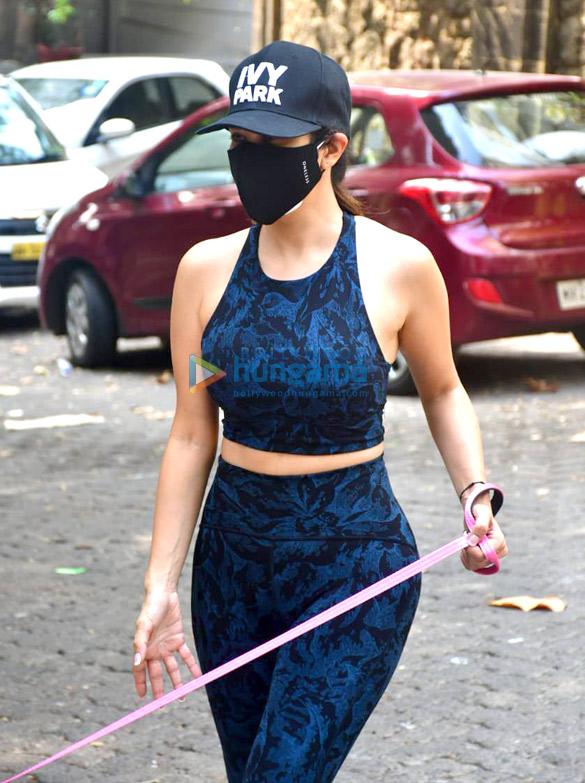photos aisha sharma and sophie choudry spotted in bandra 1 2
