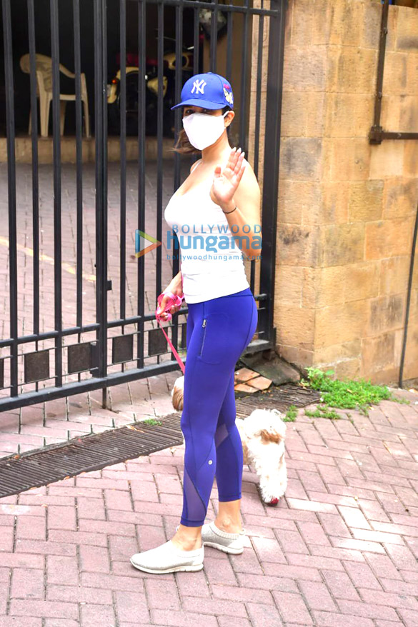 photos aisha sharma and sophie choudry spotted in bandra 2