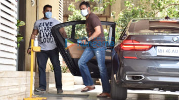Photos: Ajay Devgn snapped in Juhu
