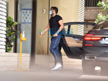 Photos: Ajay Devgn snapped in Juhu