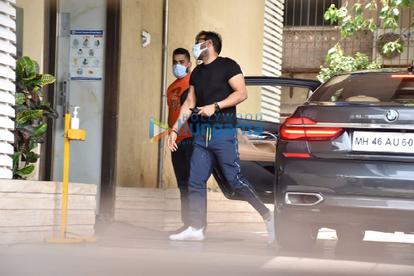 photos ajay devgn snapped in juhu 3 4