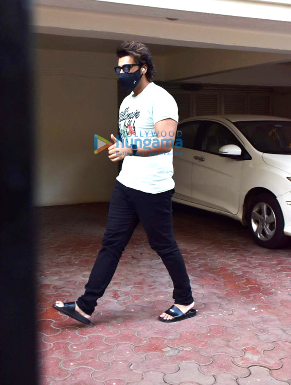 photos arjun kapoor snapped in juhu 3 3