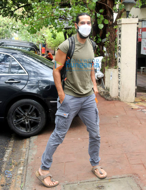 Photos: Dino Morea spotted in Bandra Photos: Dino Morea spotted in Bandra