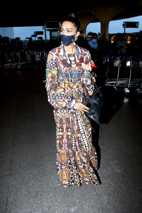photos erica fernandes and karanvir sharma snapped at the airport 3