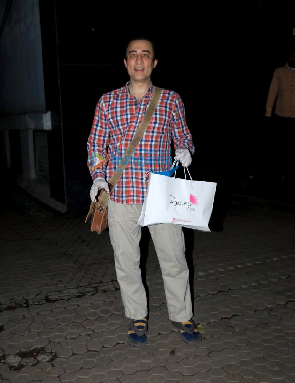 photos faisal khan snapped at a clinic in bandra 2
