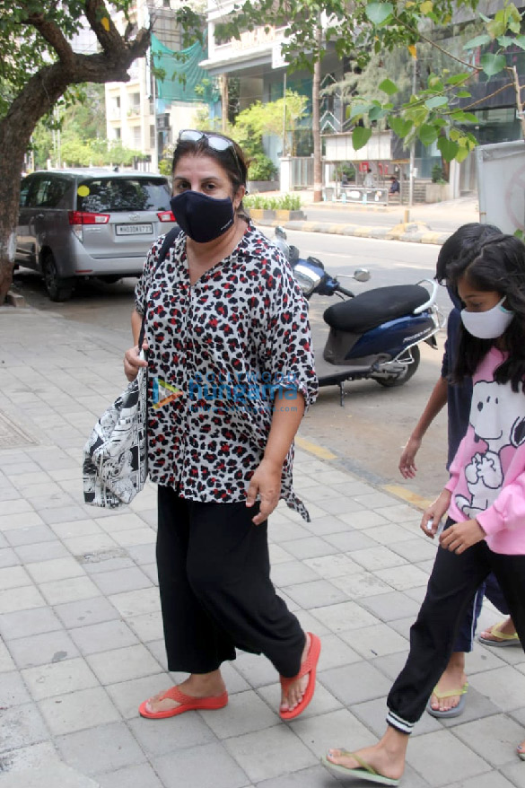 Photos: Farah Khan spotted at Foodhall in Santacruz Photos: Farah Khan spotted at Foodhall in Santacruz