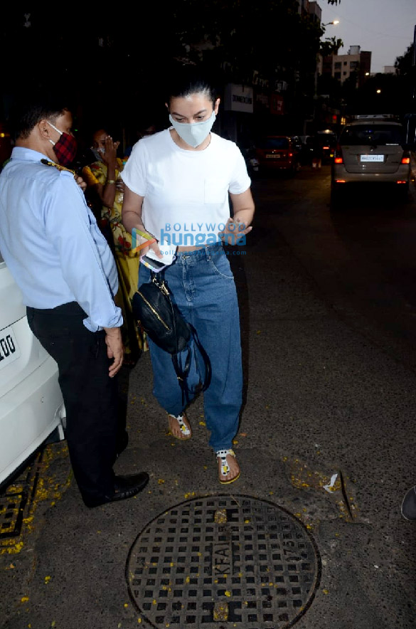 photos gauahar khan and vivek dhaiya snapped at lokhandwala market 6