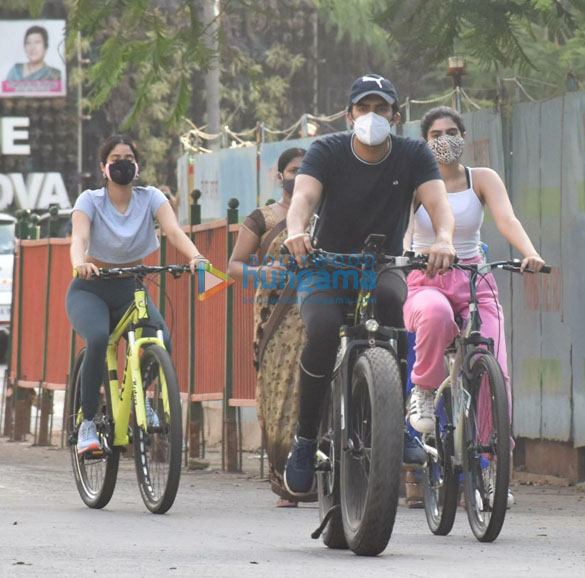 photos janhvi kapoor and khushi kapoor snapped cycling in lokhandwala 1 3