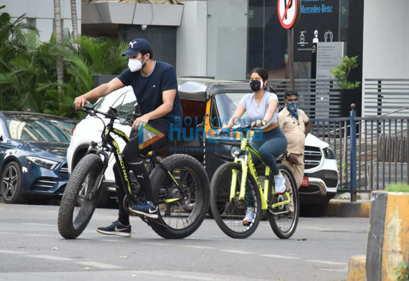 photos janhvi kapoor and khushi kapoor snapped cycling in lokhandwala 2 3