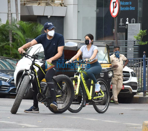 photos janhvi kapoor and khushi kapoor snapped cycling in lokhandwala 4 3