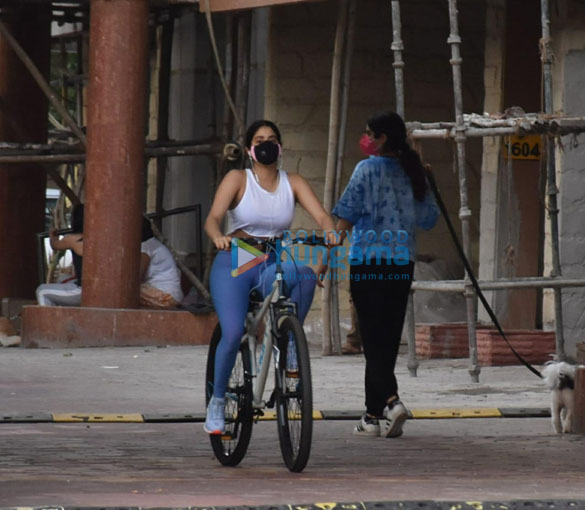 photos janhvi kapoor and khushi kapoor snapped cycling in lokhandwala 5 2