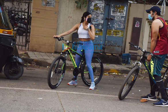 Photos: Janhvi Kapoor and Khushi Kapoor snapped cycling in Lokhandwala Photos: Janhvi Kapoor and Khushi Kapoor snapped cycling in Lokhandwala