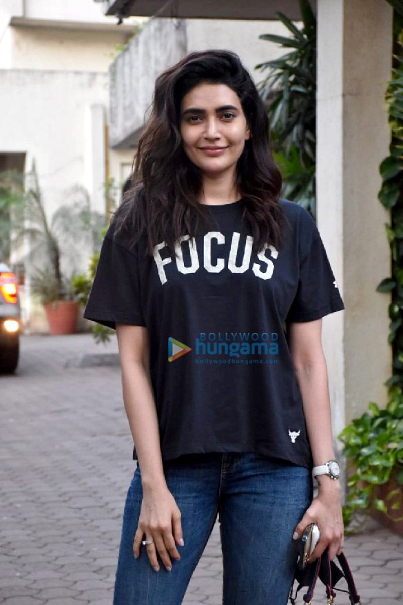 Photos: Karishma Tanna snapped in Juhu Photos: Karishma Tanna snapped in Juhu