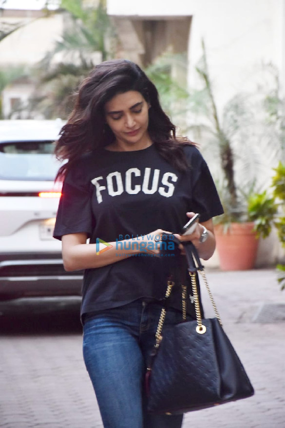 photos karishma tanna snapped in juhu 3 2